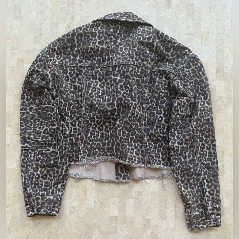 Free People Leopard Print Denim Jacket Raw Hem Button Up Trucker Style Women XS - Picture 10 of 11